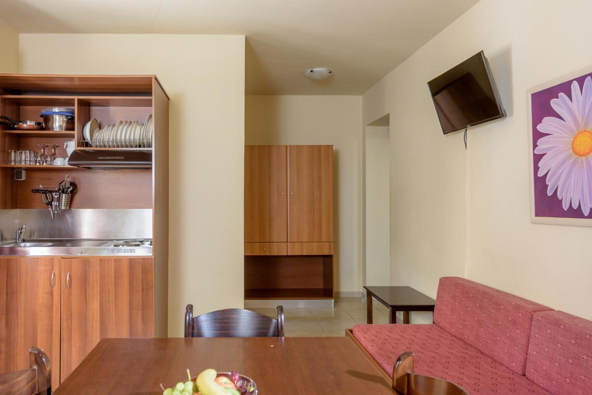 Eurohotel Theo Hotel Agia Marina Quarto foto