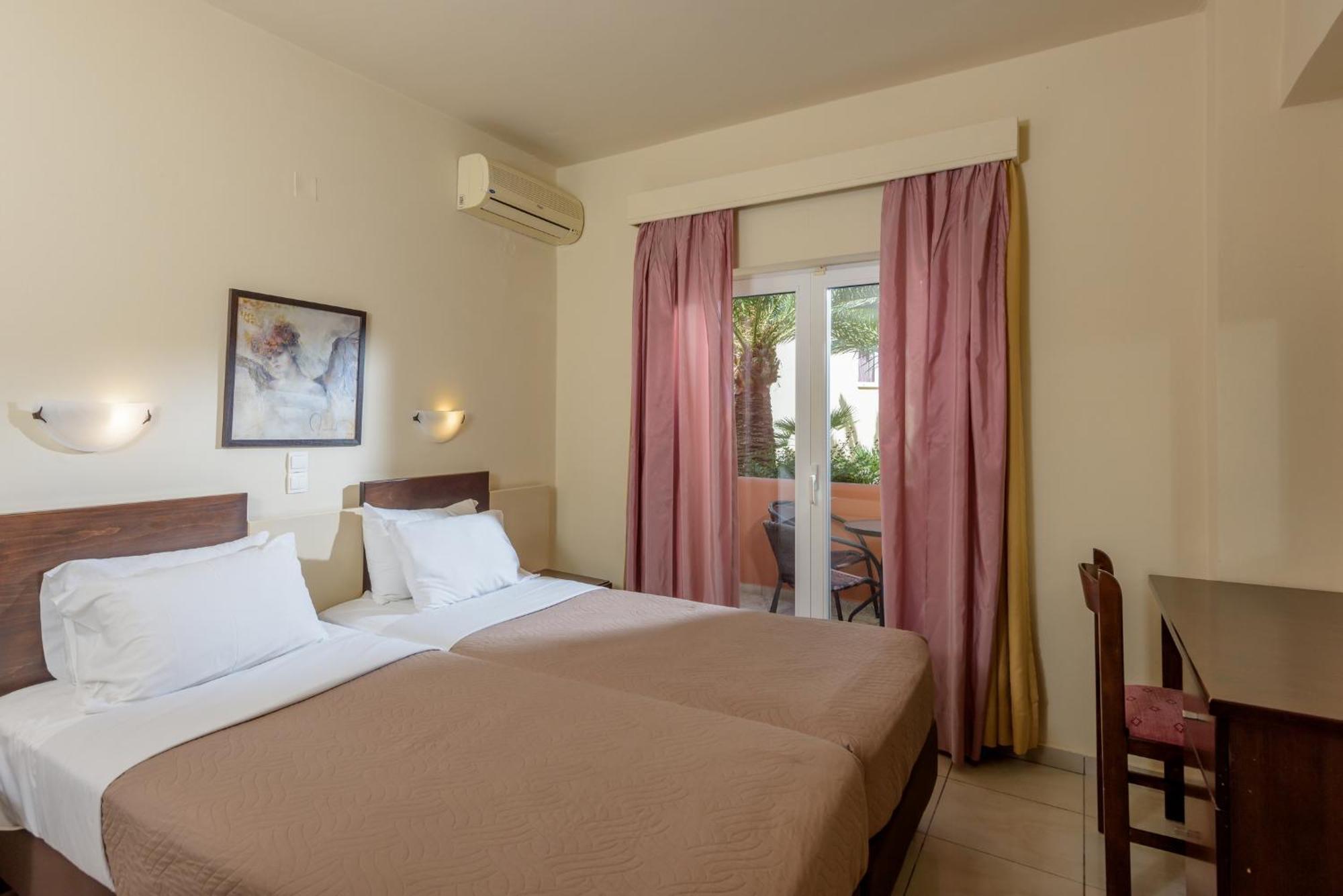 Eurohotel Theo Hotel Agia Marina Quarto foto